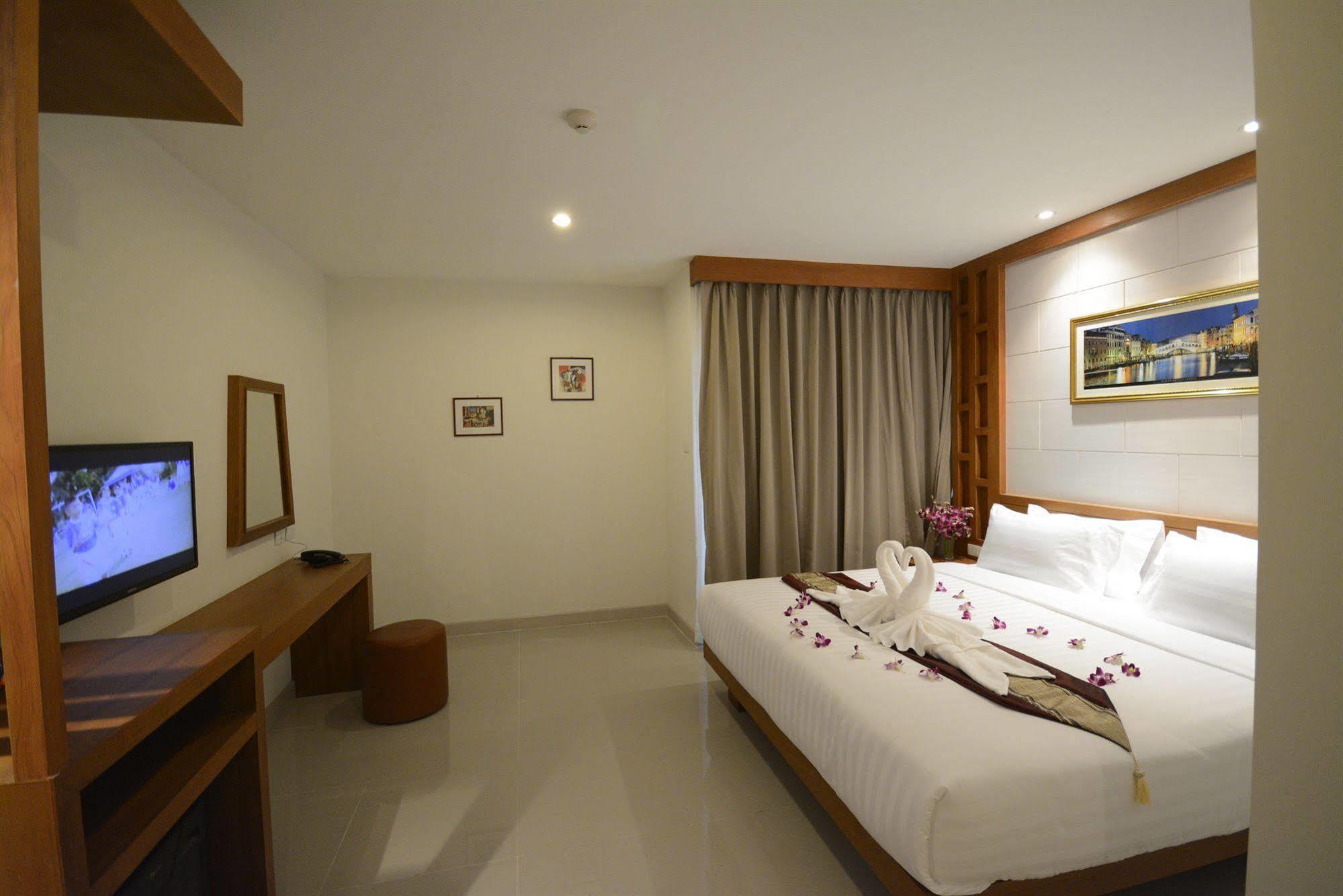The Patong Center Hotel Buitenkant foto