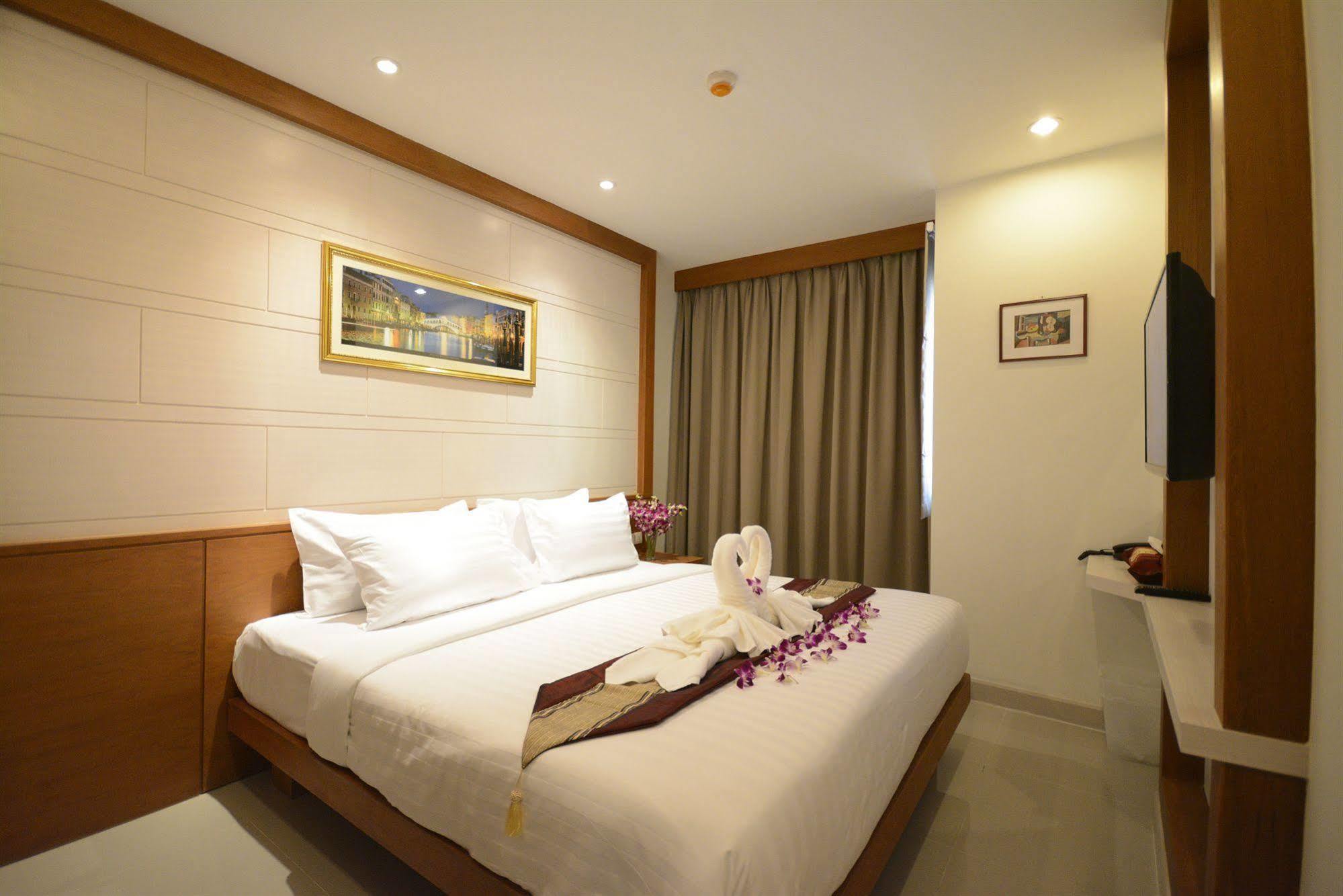 The Patong Center Hotel Buitenkant foto